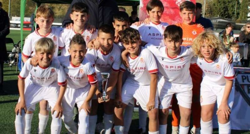 Equipo campeón con el trofeo